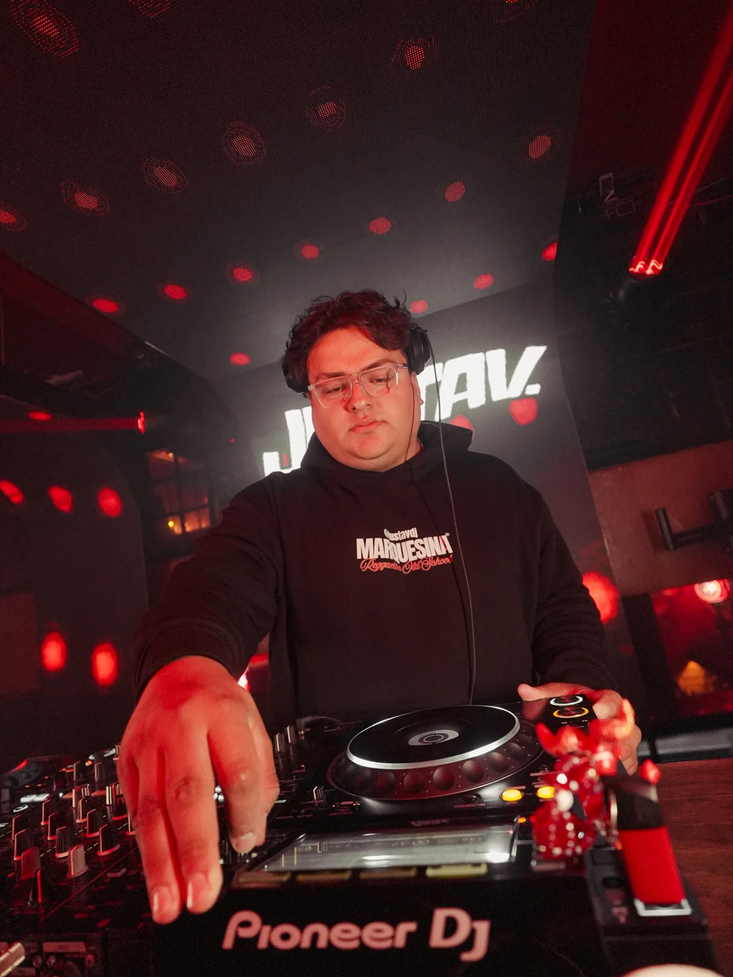 DJ con auriculares durante una sesión
