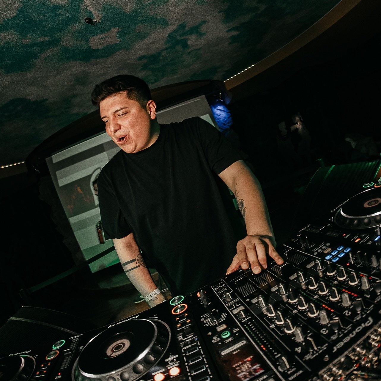 DJ mezclando en una cabina profesional